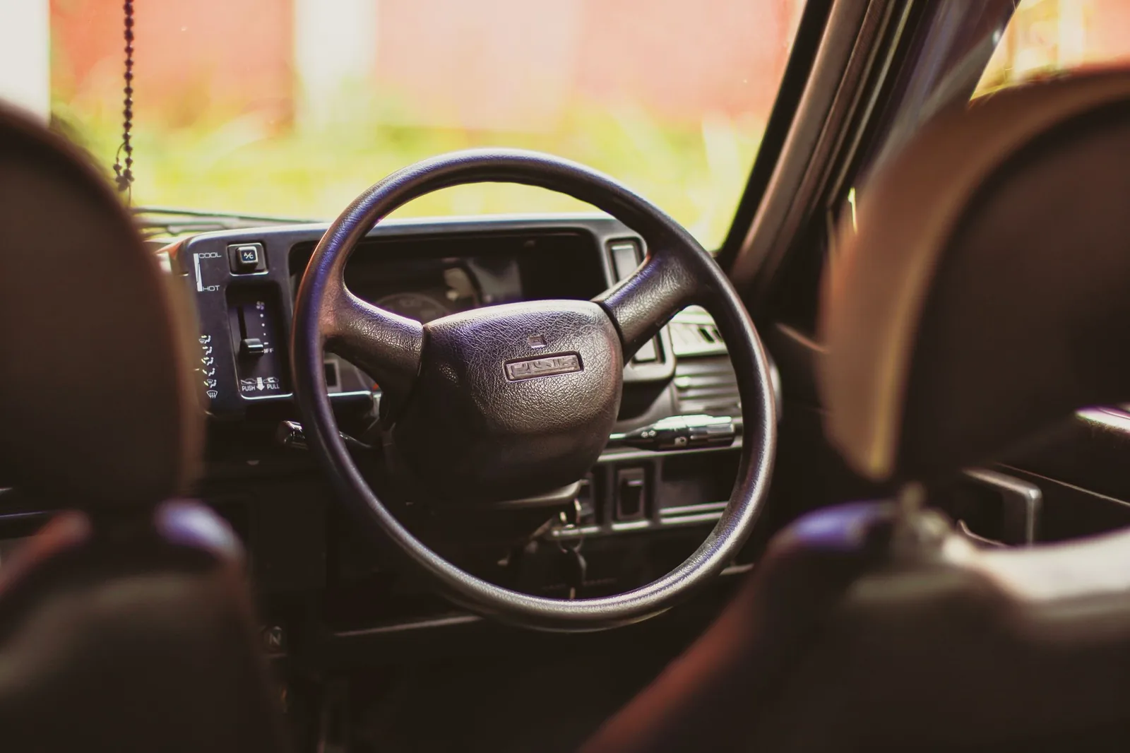 Interior de cabină de camion, cu volanul în prim-plan