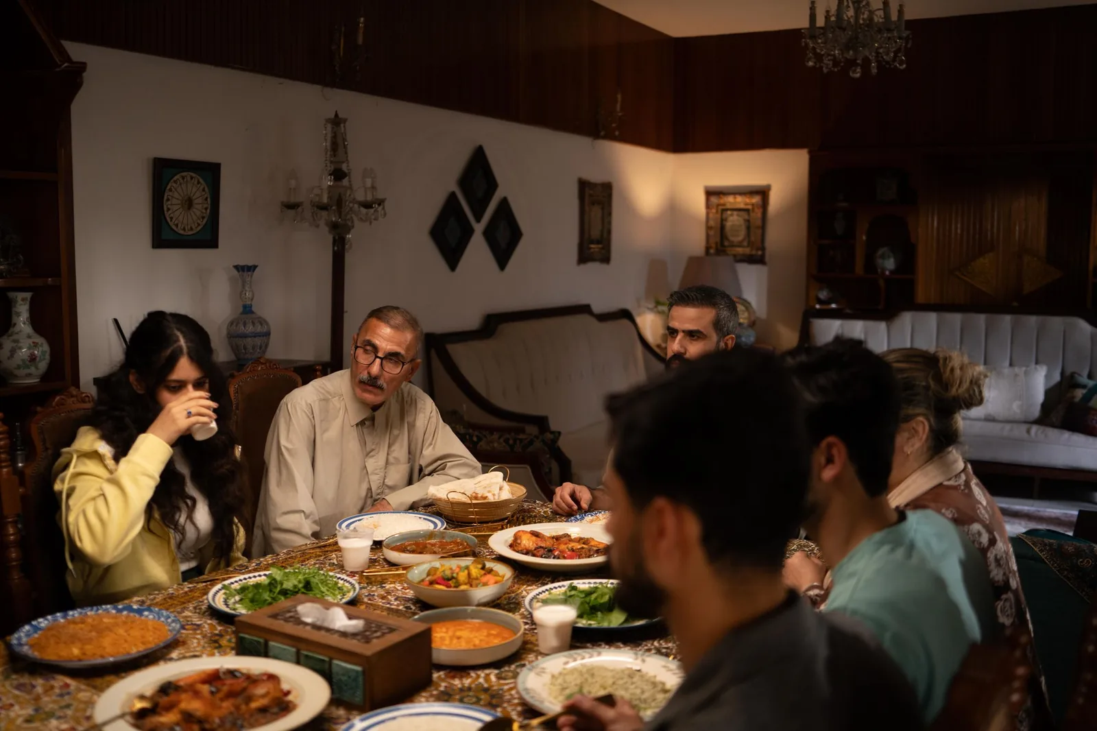 Familie numeroasă la masă, cu mai multe generații