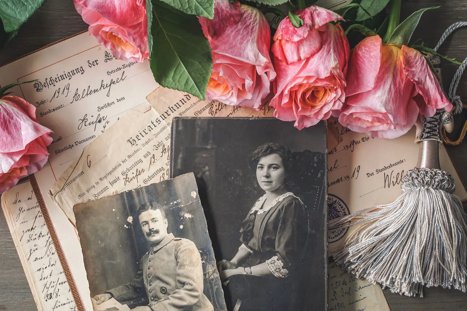 Fotografii vechi de familie și documente pe o masă