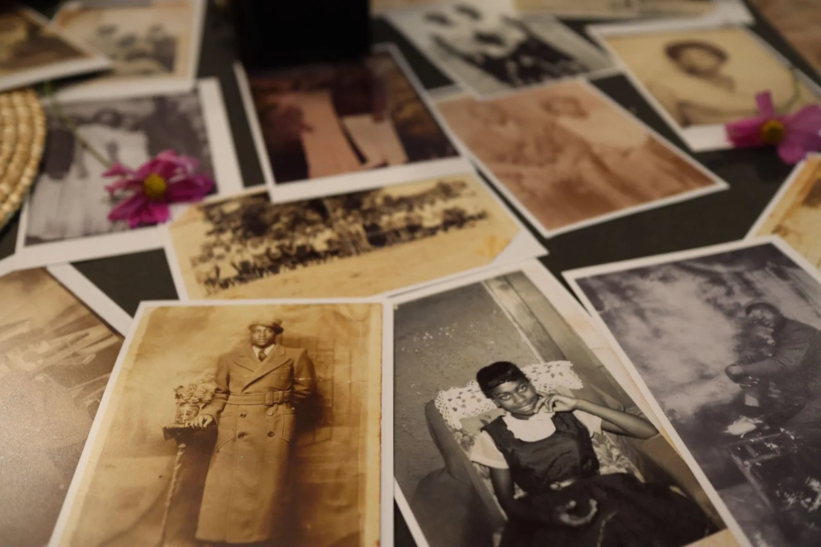 Fotografii vechi de familie, împrăștiate pe o masă