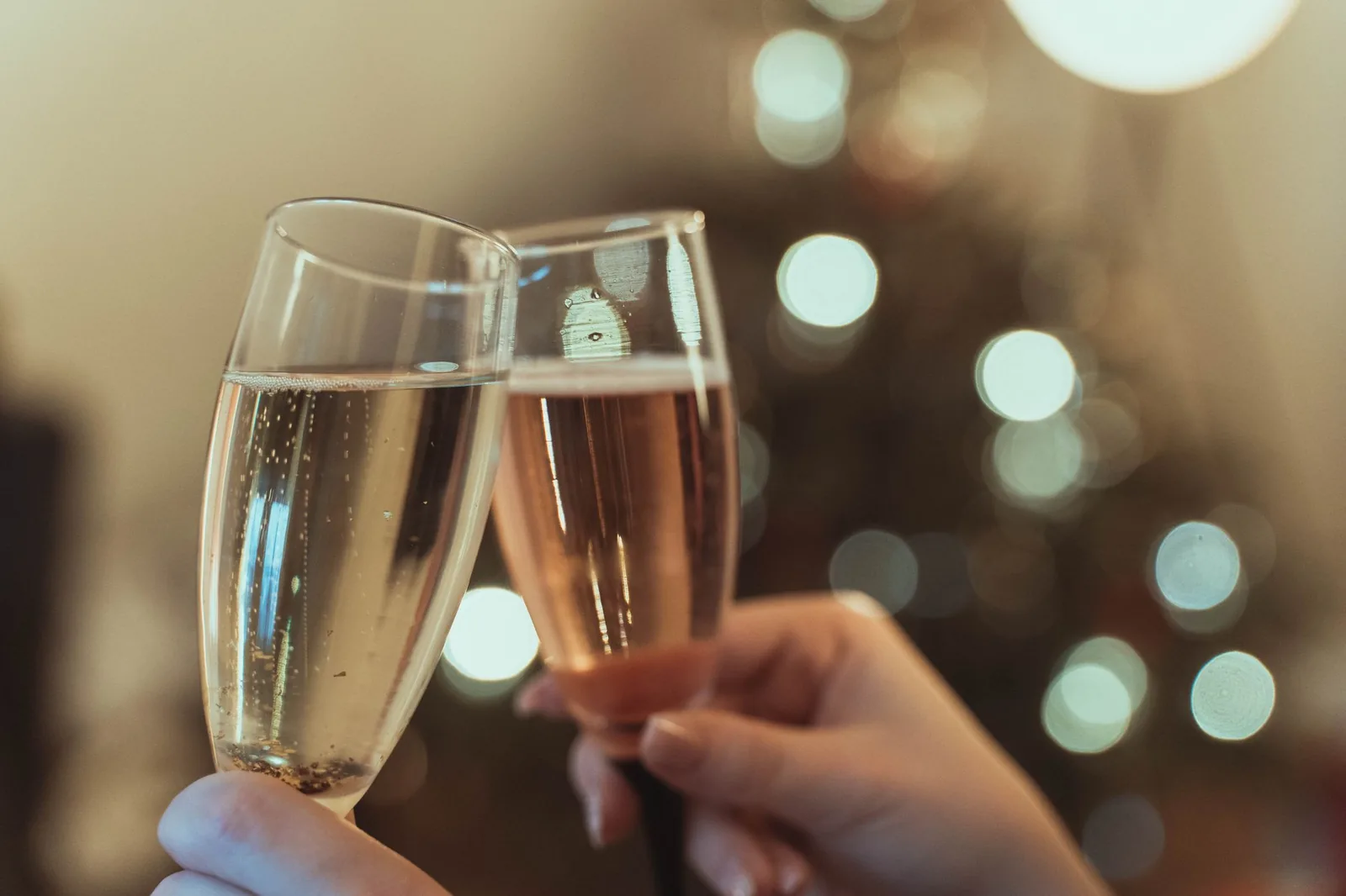Pahare ciocnite seara, sub lumini calde
