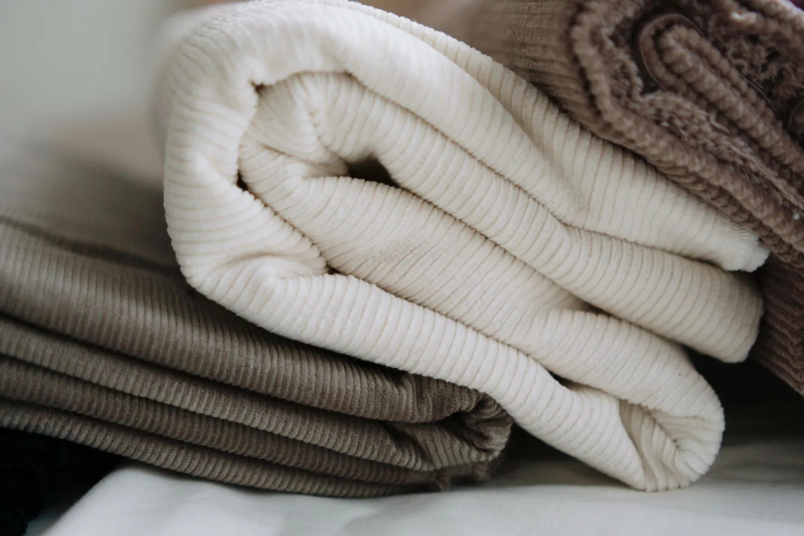 Textile împăturite, cu texturi diferite, suprapuse