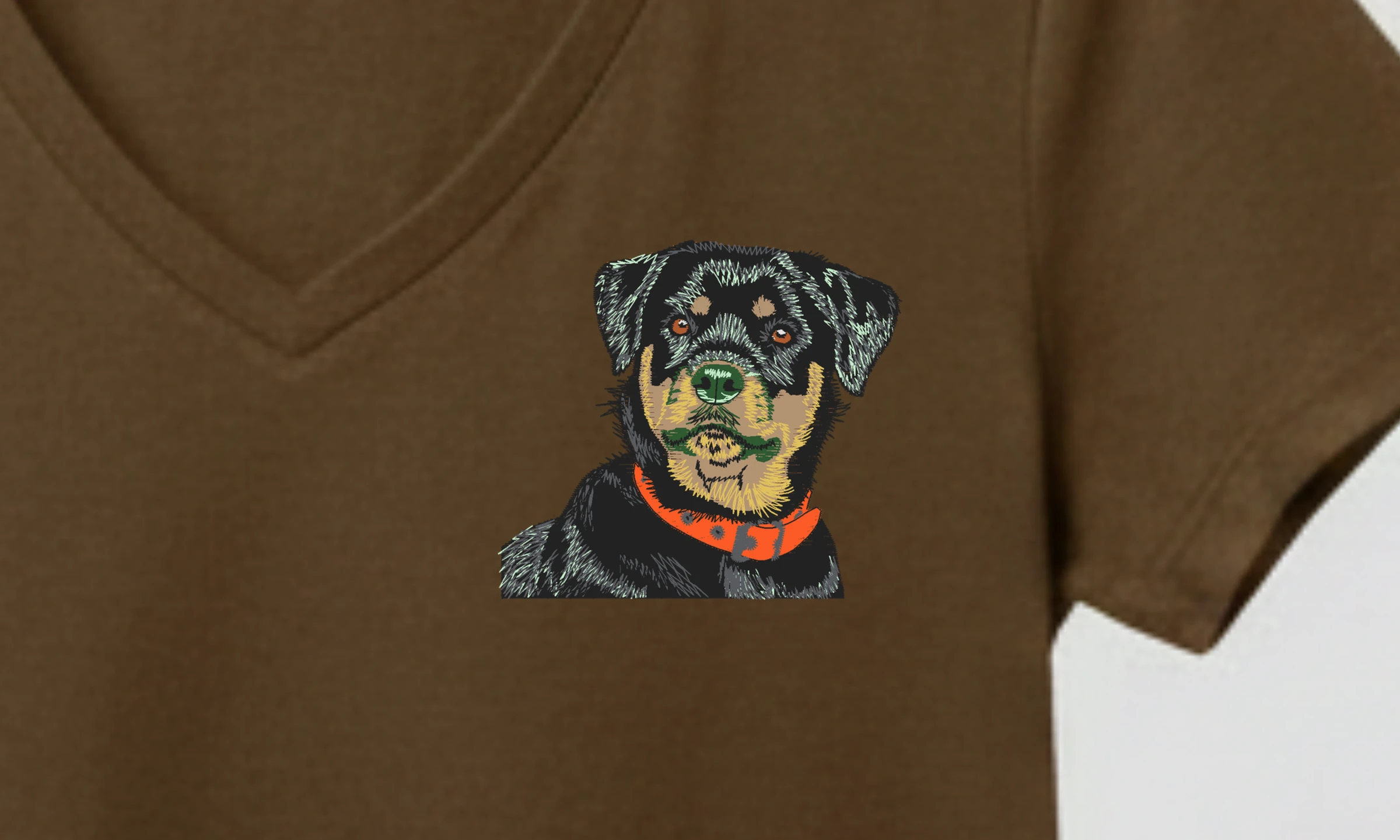 Prim-plan pe un tricou damă cu Rottweiler brodat, din colecția Animale de companie Kinzello