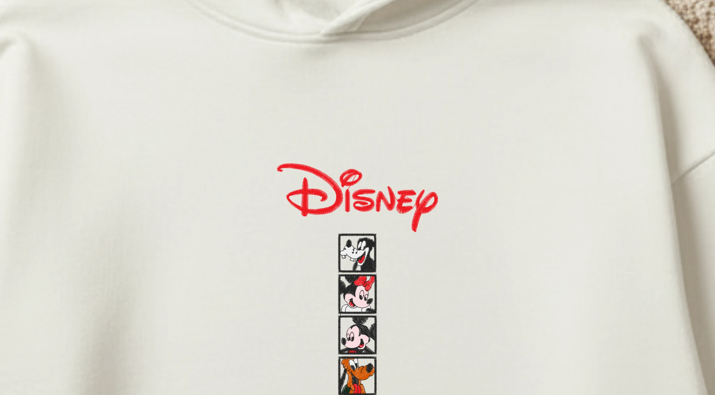 Detaliu de broderie cu personaje Disney clasice pe un hanorac de copii — Kinzello