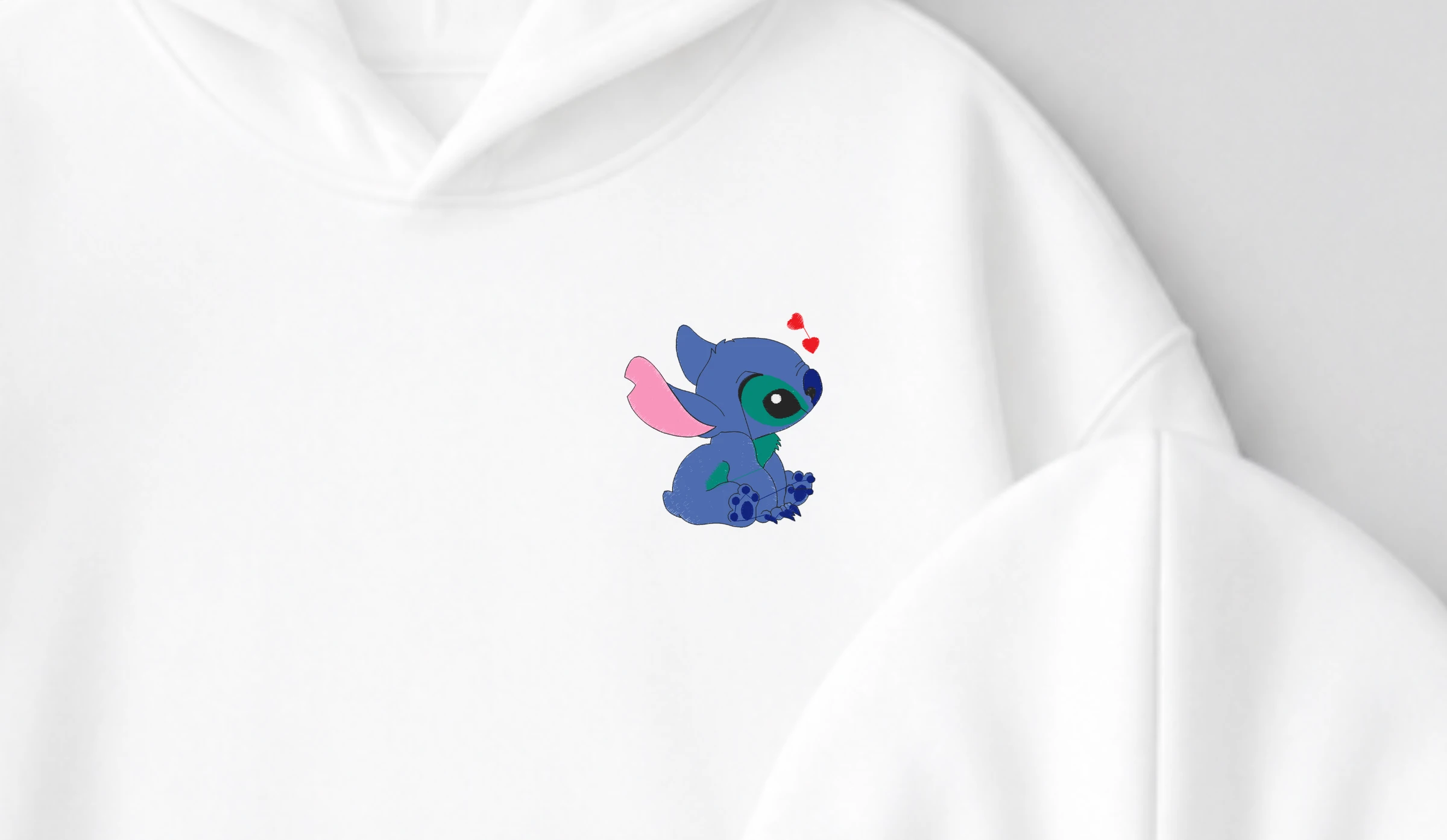 Detaliu de broderie pe un set de hanorace de cuplu Stitch și Lilo — Kinzello