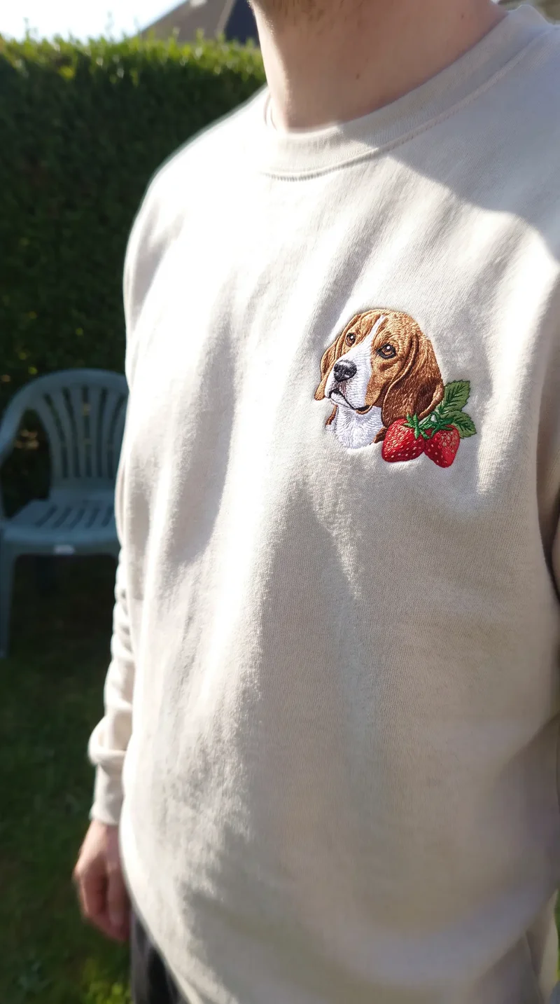 Bluză crem purtată, cu portretul unui beagle și căpșuni brodate pe piept