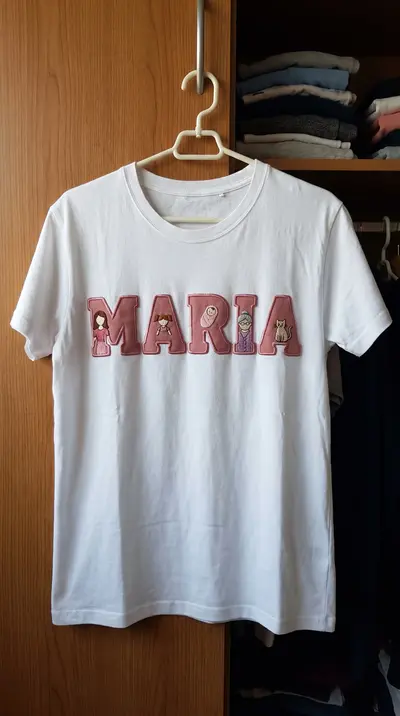 Tricou alb cu numele MARIA în litere roz, pe umeraş